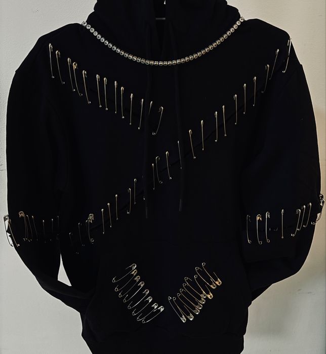 Hanorac personalizat cu detalii metalice si lanturi