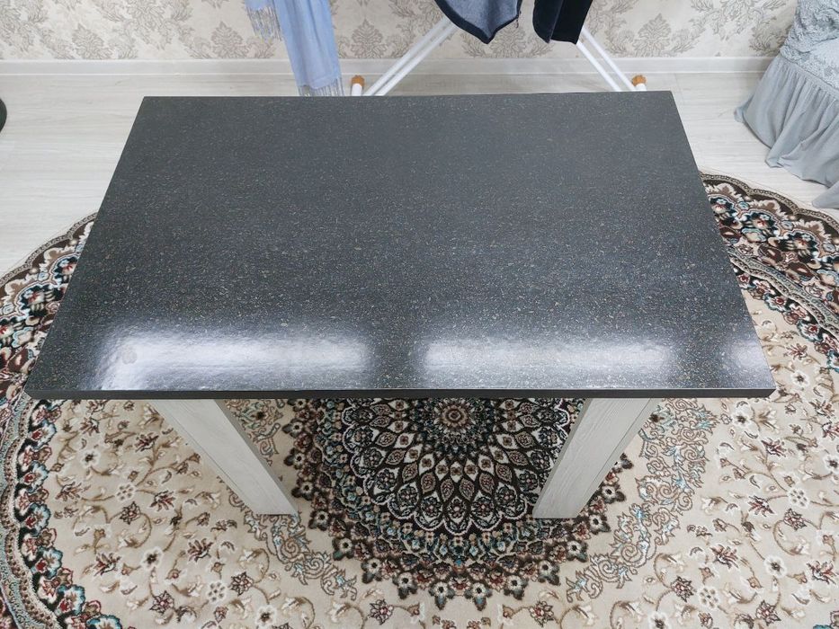 Продается новый стол.