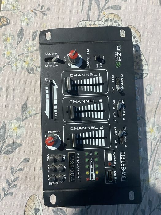 Vand sau schimb boxe si un mixer ibiza boxele merg foarte bn la fel si mixeru