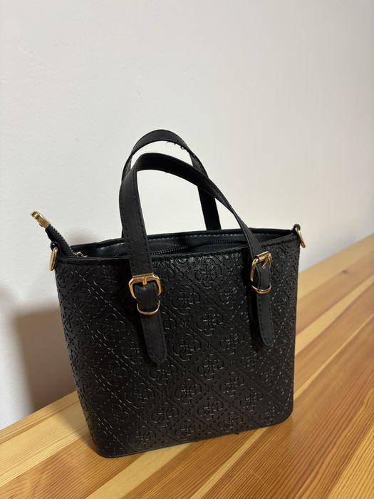 Нова дамска чанта Guess – черна, с дълга дръжка