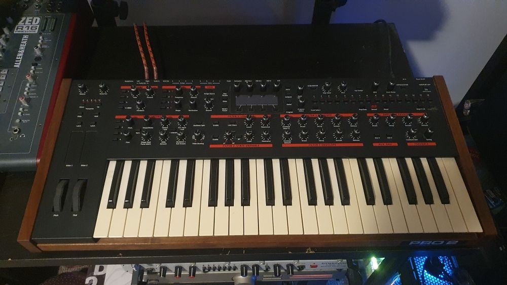 dave smith instruments sequential pro 2 (nu prophet moog waldorf)