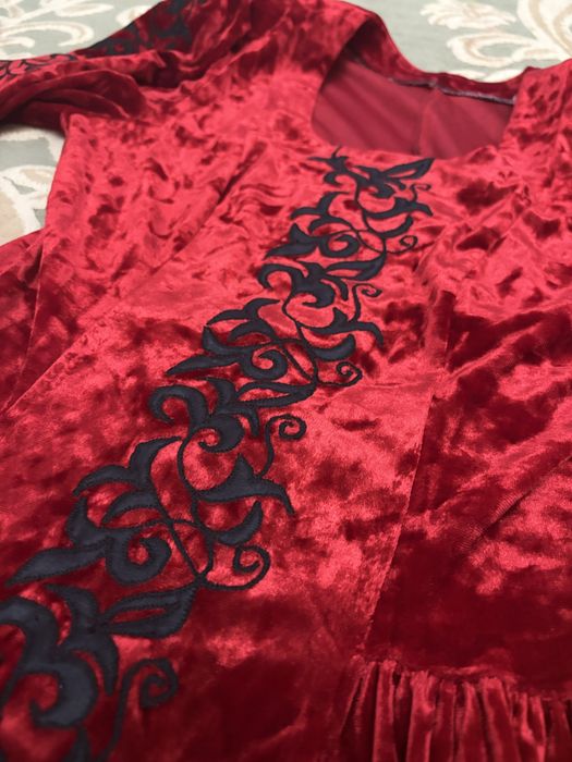 красное платье,ручная работа