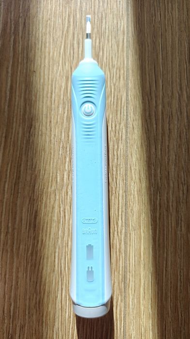 Periuța electrica Braun Oral B 3756