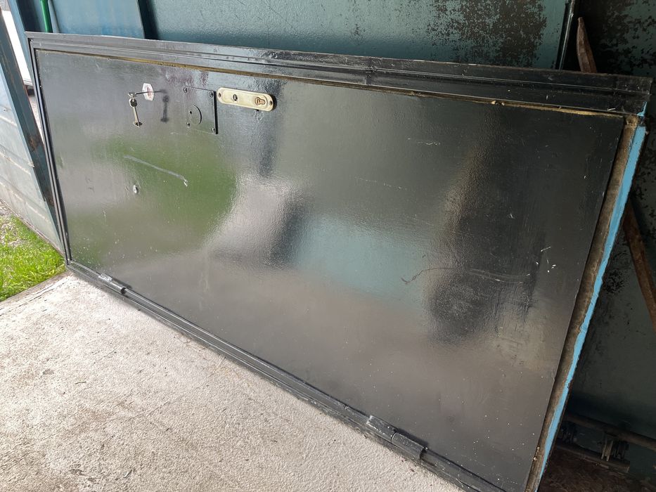 Железная дверь