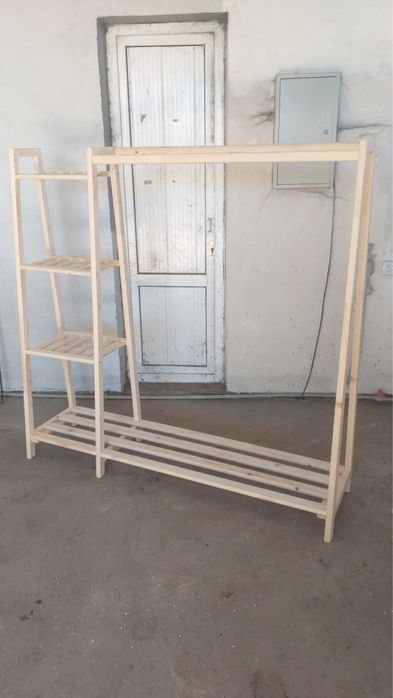 Стол, кровати, вешалки, полки