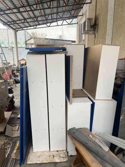 Стол, шкаф стеклянный