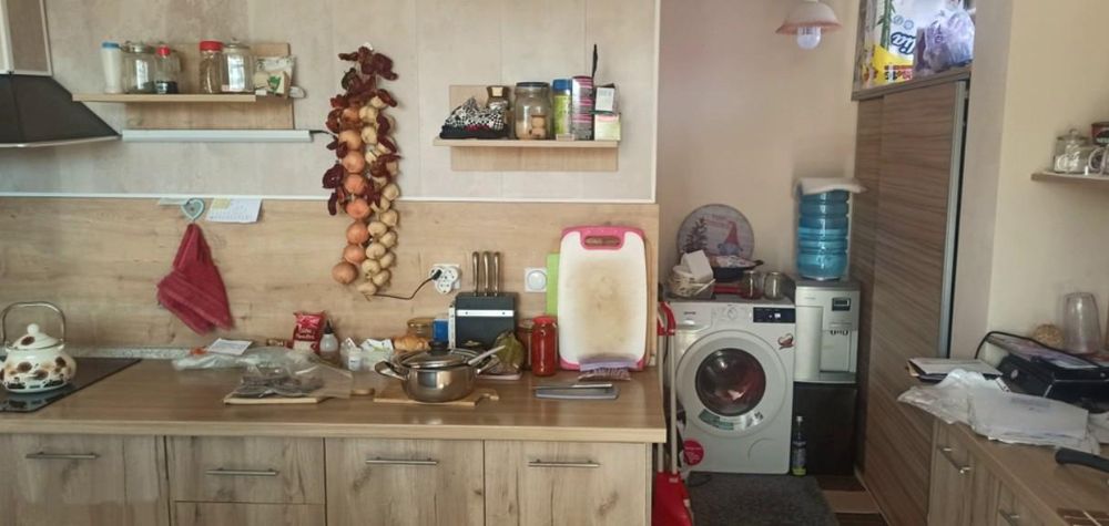 Триетажна Къща с двор в ж.к Меден Рудник