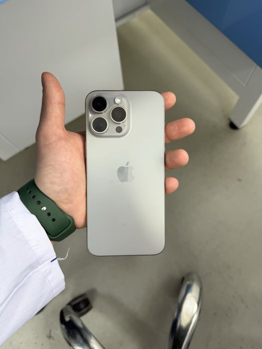 Iphone 15 pro max sostayani ideal