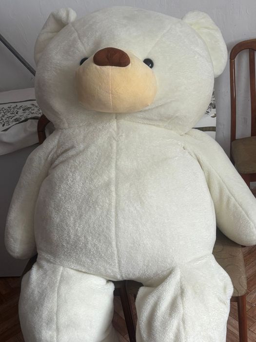 Большой плюшевый медведь