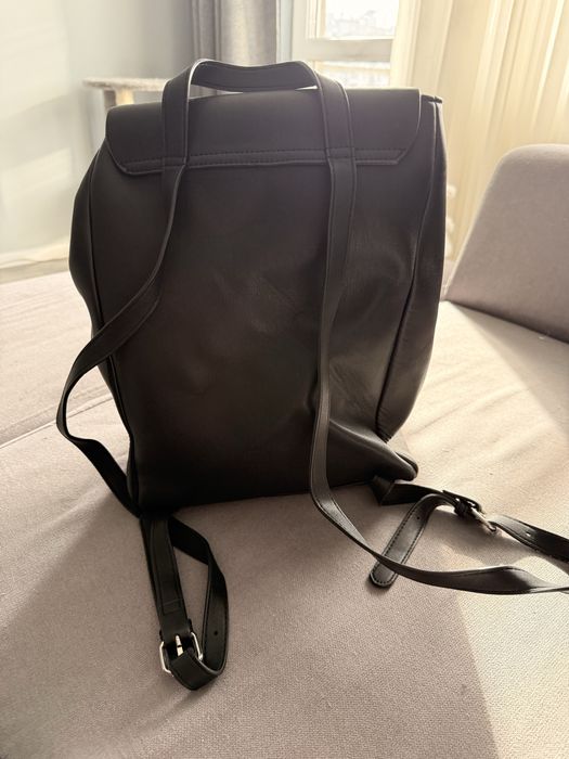 Черна раница марка About you