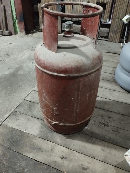 Продаю два газовых баллона.