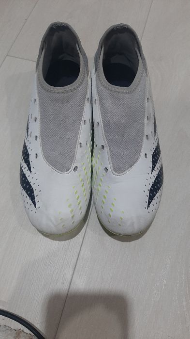 Бутсы адидас продает