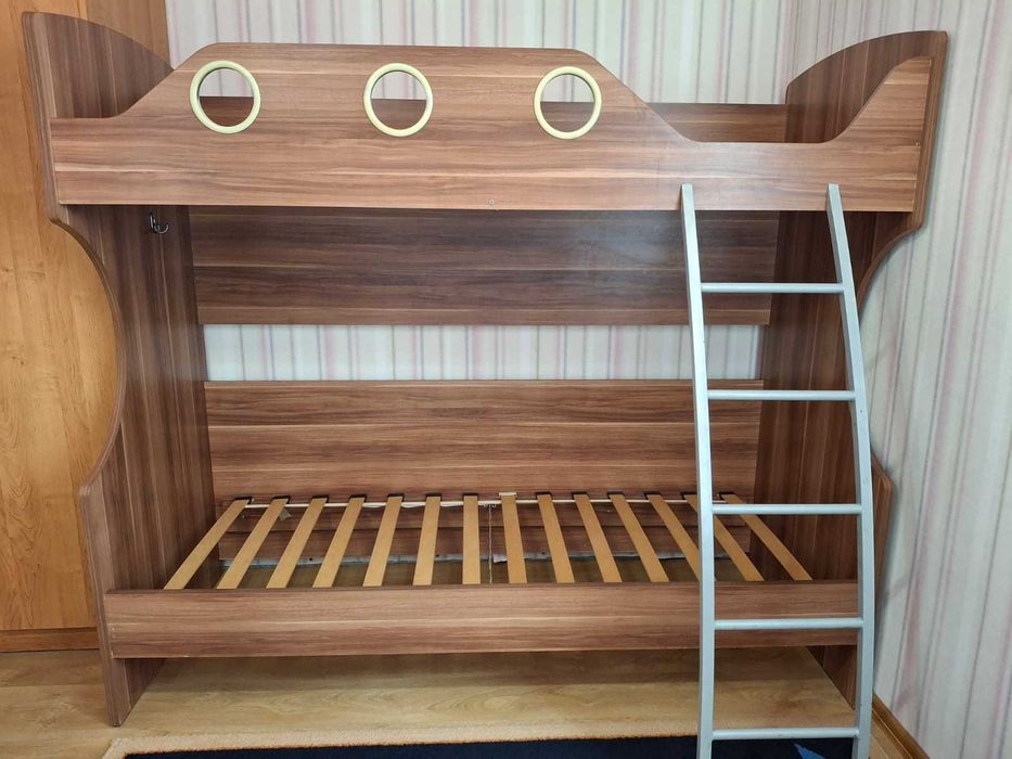 Двухъярусная кровать