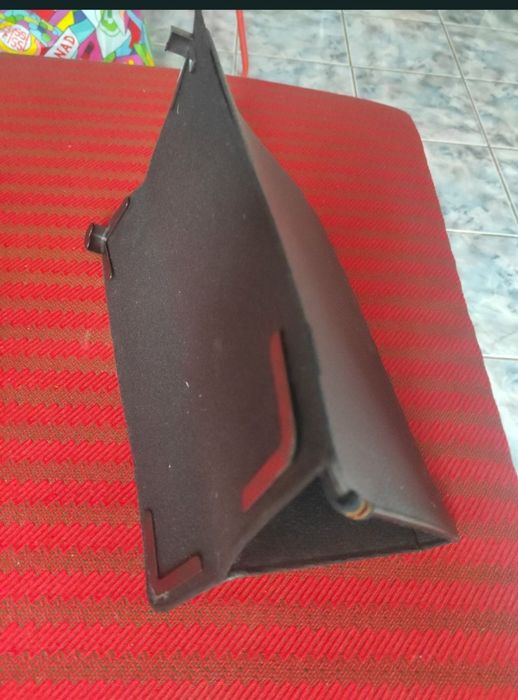 Husă pentru tabletă, cu diferite poziții de vizionare și suport.
Husa