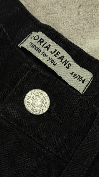 Прямые черные джинсы