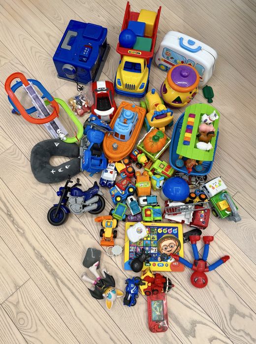 Пакет игрушек и машинки