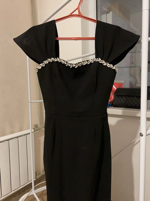 Элегантное чёрное платье