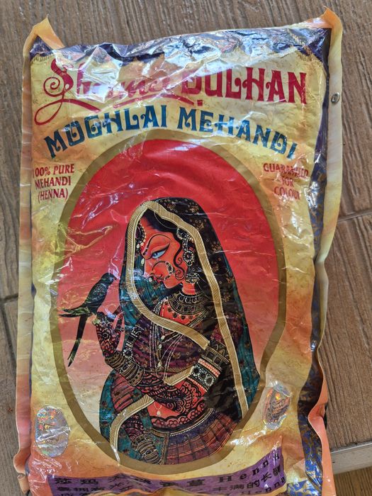 Natural henna powder