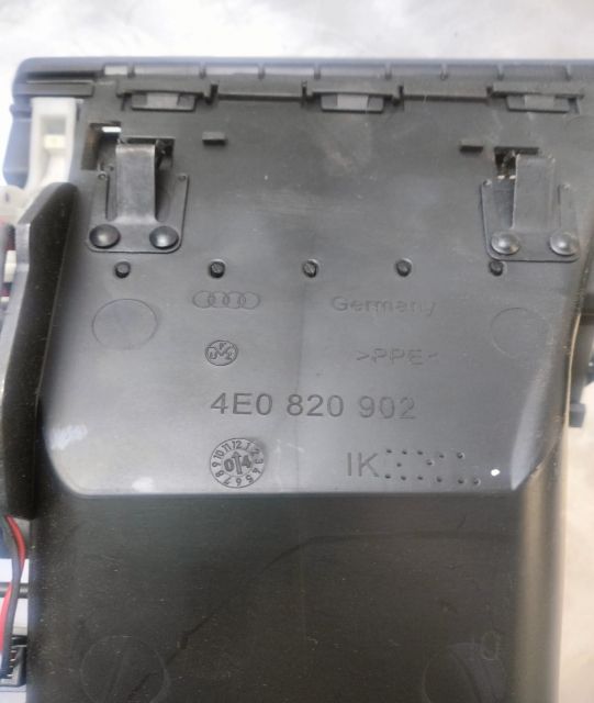 Grila  ventilatie stanga 4e0820902 Audi A8 D3/4E