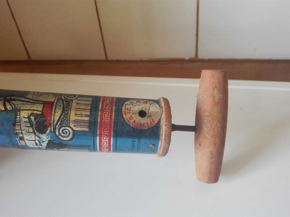 Ръчна дрелка (маткап) , пулверизатор и преса за картофи..