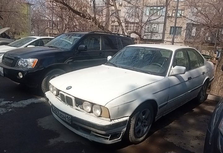 Продам машину бмв 520