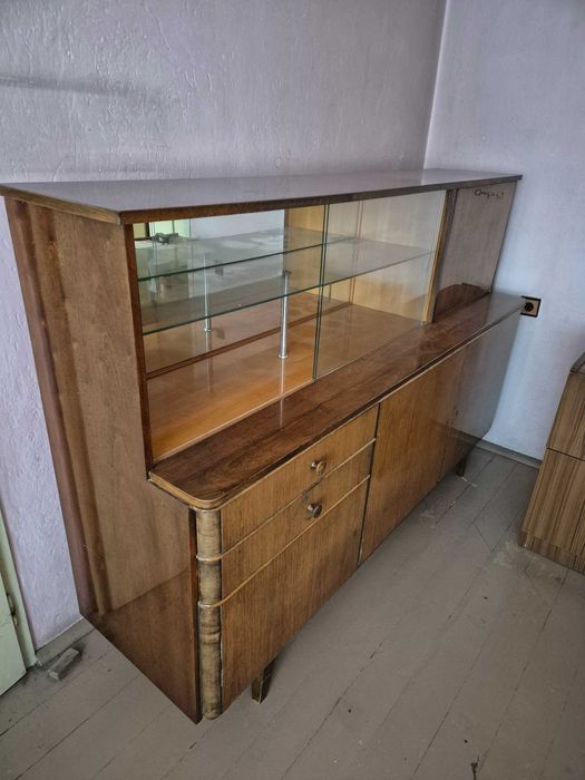 Голям дървен бюфет