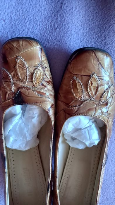 Vand pantofi dama din piele lacuita cu toc, măsură 39