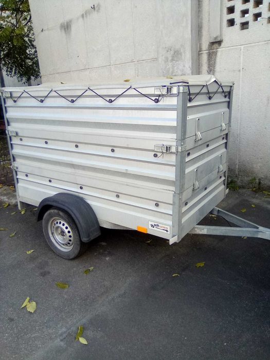 Ocazie!!! Remorca auto 500 kg, inchisa, cu obloane metalice si prelata