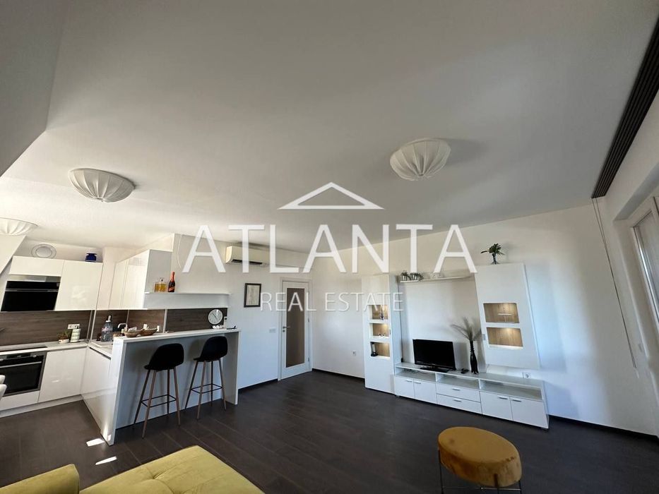 Дава се под наем Тристаен апартамент в к.к. Св.Св. Константин и Елена - 125 кв.м за 1500 € - Снимка #3