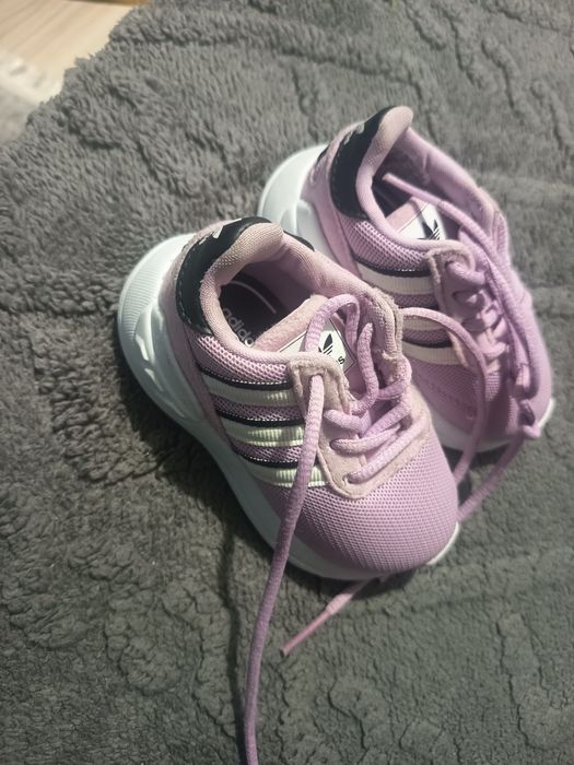 Vând adidași ,mărimea 16!