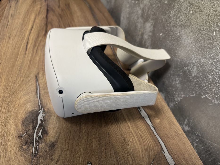 Meta Quest 2 VR + controlere, puțin utilizat, stare excelentă