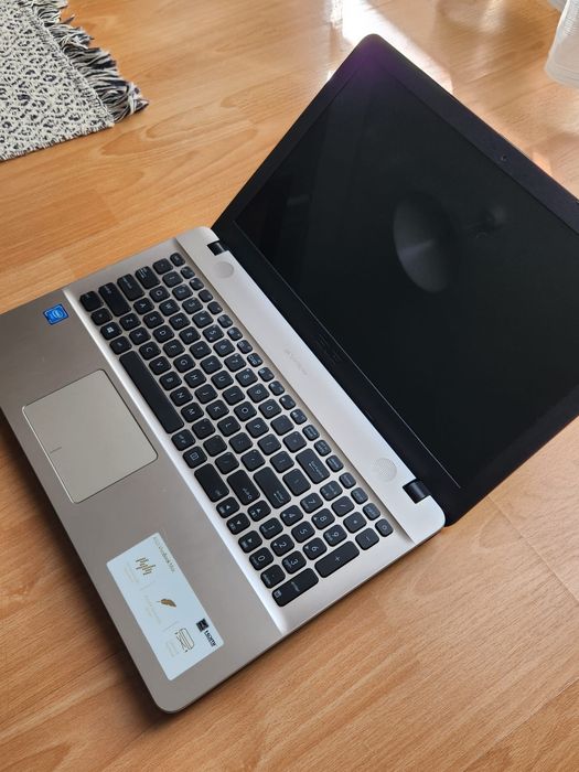 Vand laptop Asus Vivobook