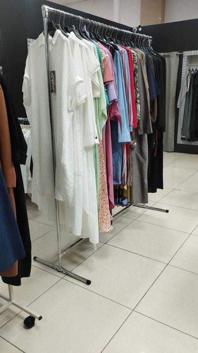 Продам тумбы и стол и вешалки