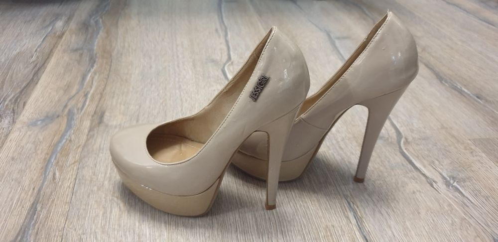 Дамски обувки с висок ток