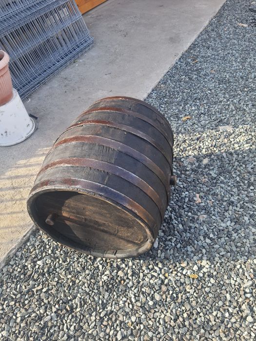 Butoi de stejar de 150 litri și unul de 100 litri in stare bună  .