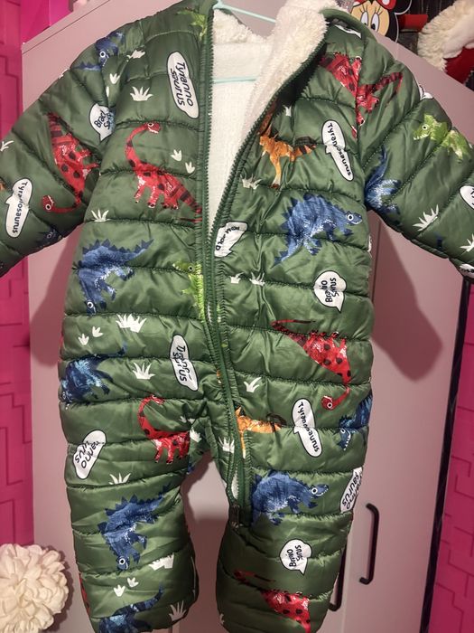 Детски космонавт на динозаври като нов