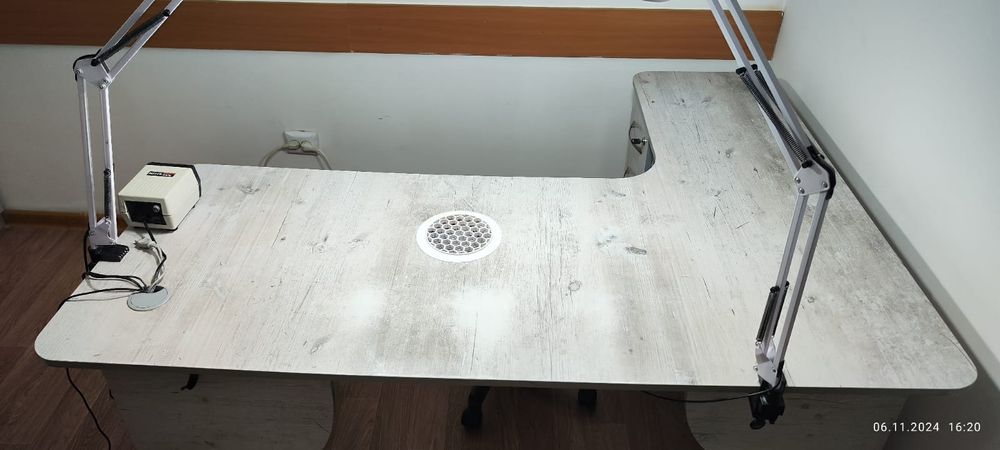 Продам маникюрный стол