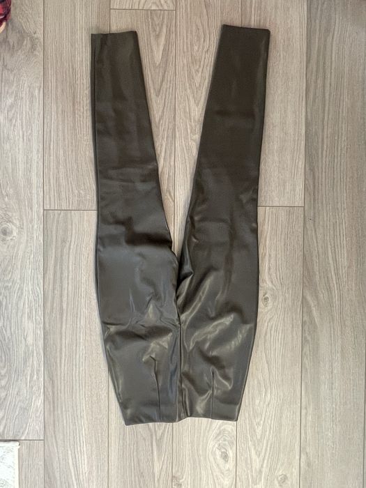 Pantaloni din piele