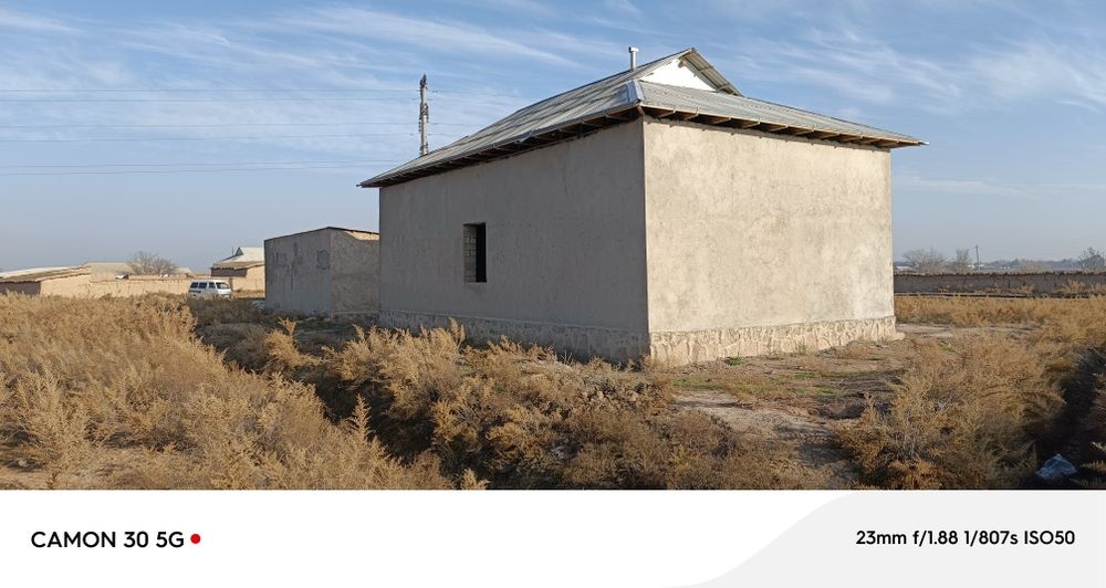 Уй сотилади ховуз  ошхона тандир айвон 3 хона 1 айвон хамма жой блокда