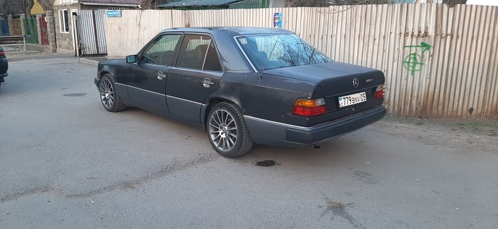 Машина Мерседес 124