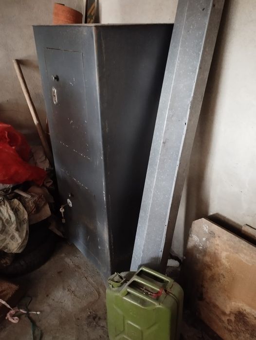 Продается железный сейф