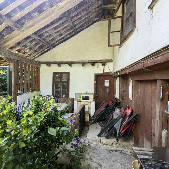 Продавам къща в полите на Еленския балкан село Плаково.