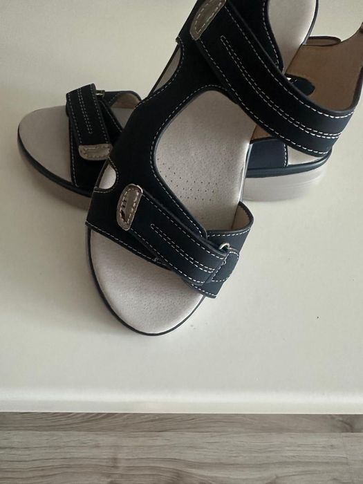 Сандалии новые новые