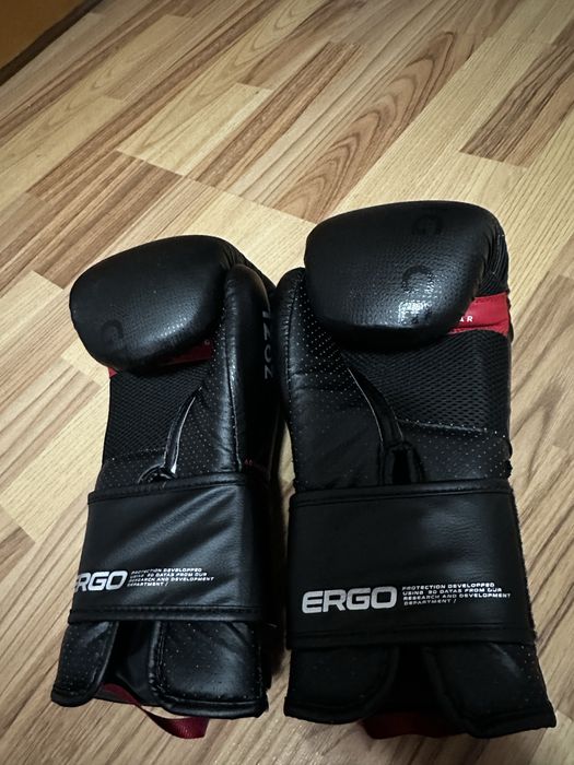 Manusi de box.