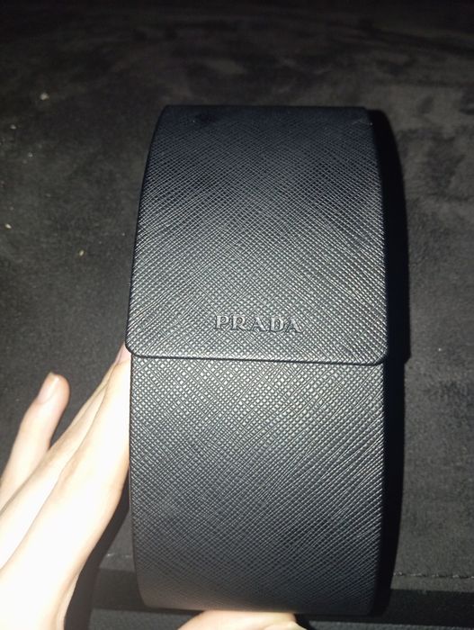 Оригинальный чехол Prada, с тряпочкой внутри .