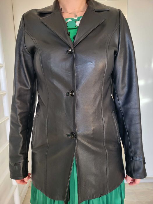 Haina neagra-dama-piele naturala , mar. 40 (cu gaici pentru blana)