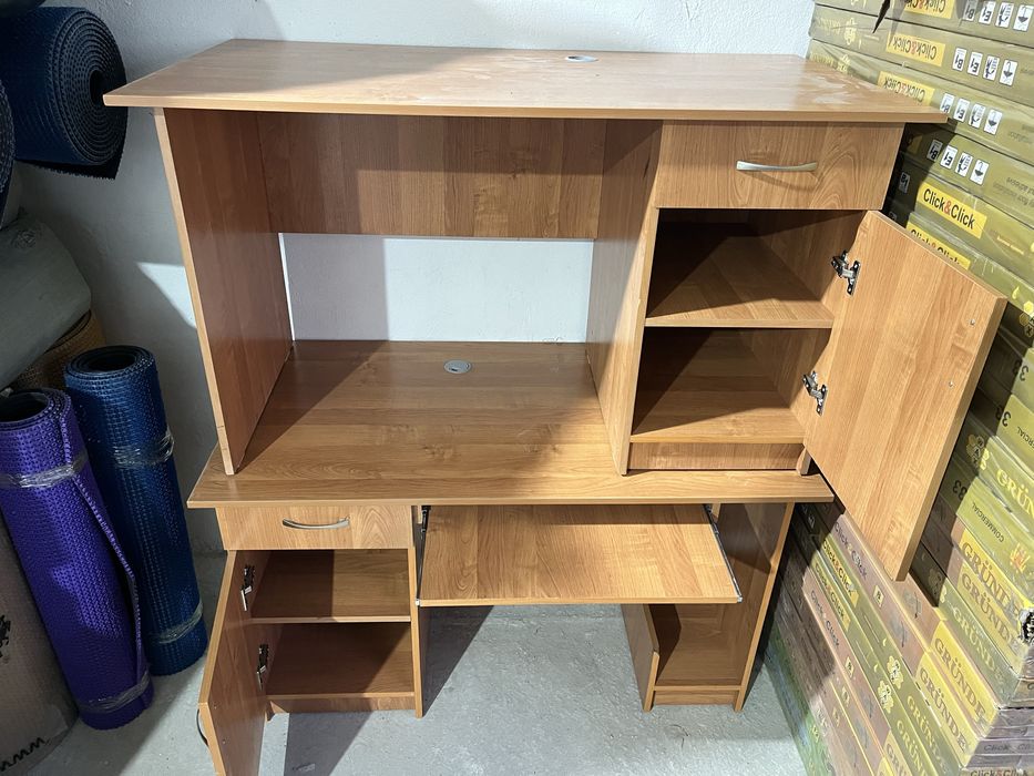 Два стола и шкаф