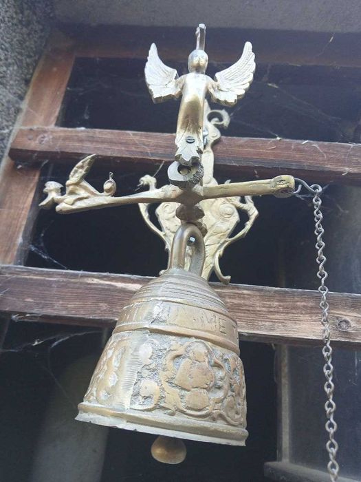 Старинна френска камбана с ангелче - красива декорация за входна врата