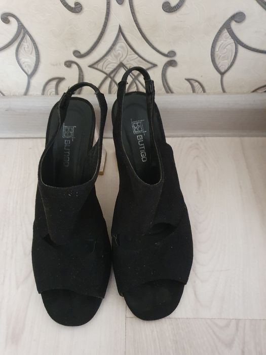 Женская обувь туфли.