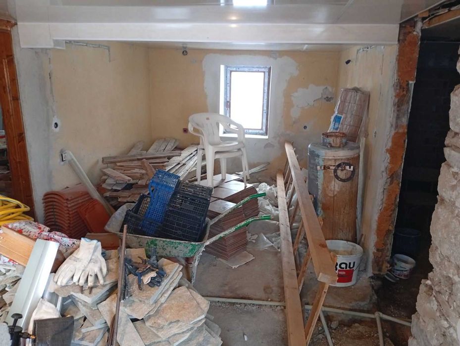 Двуетажна къща разположена в с.Динево,обл.Хасково